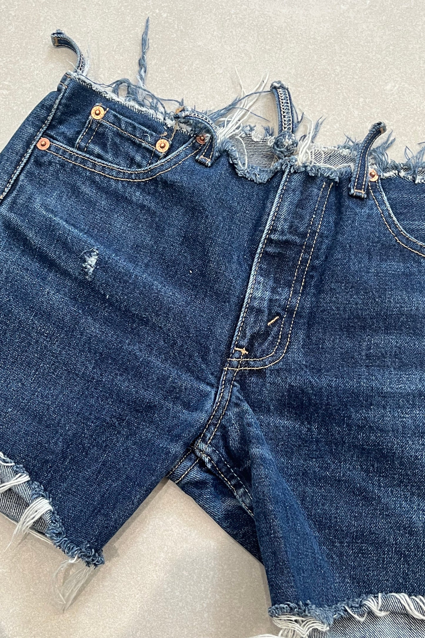 "LOW" VINTAGE LEVI DENIM SHORT- W27" - CLOSET LUNA