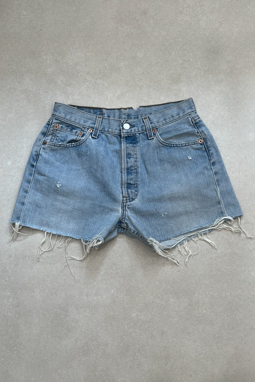"MODEL" VINTAGE LEVI DENIM SHORTS -W28" - CLOSET LUNA