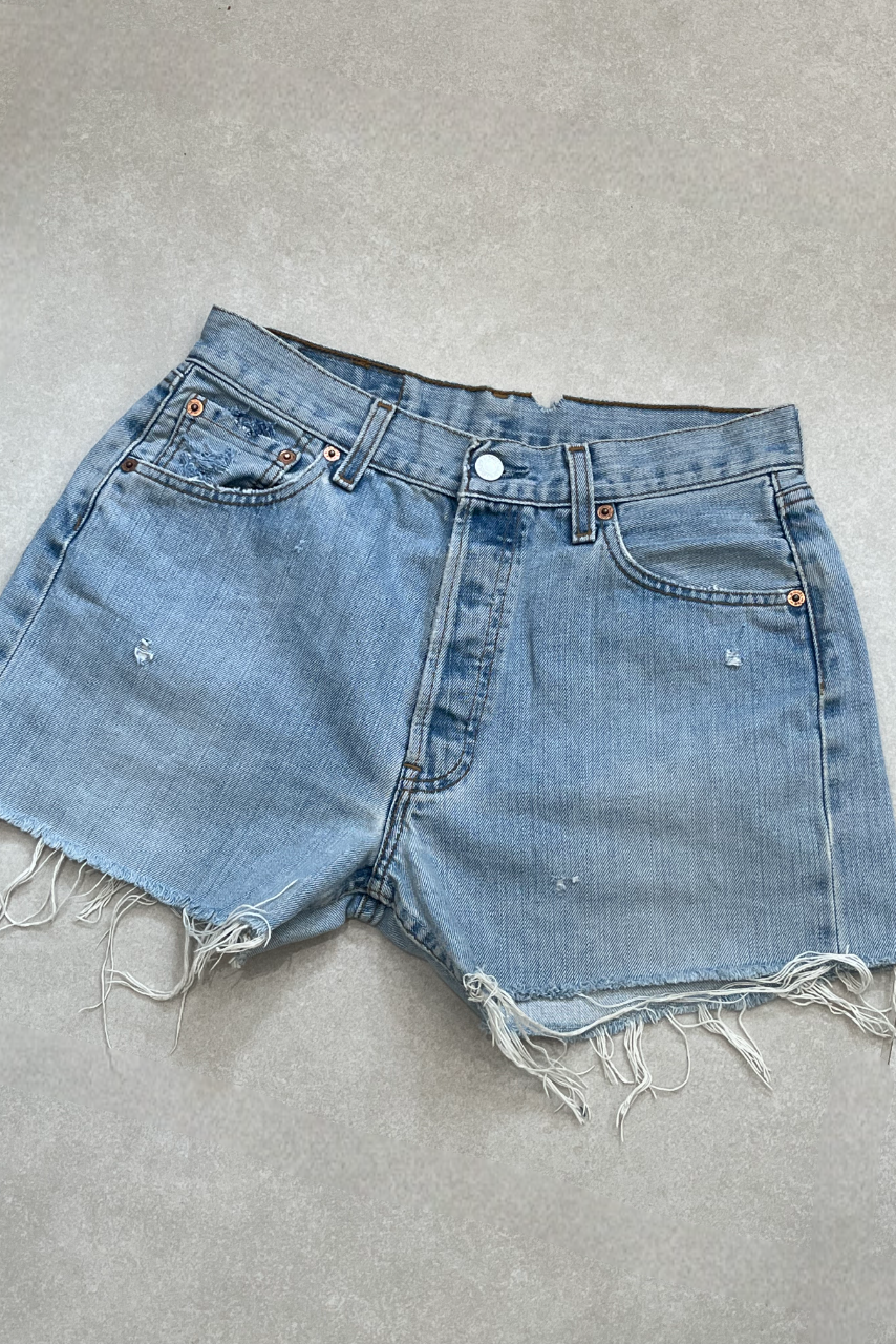"MODEL" VINTAGE LEVI DENIM SHORTS -W28" - CLOSET LUNA