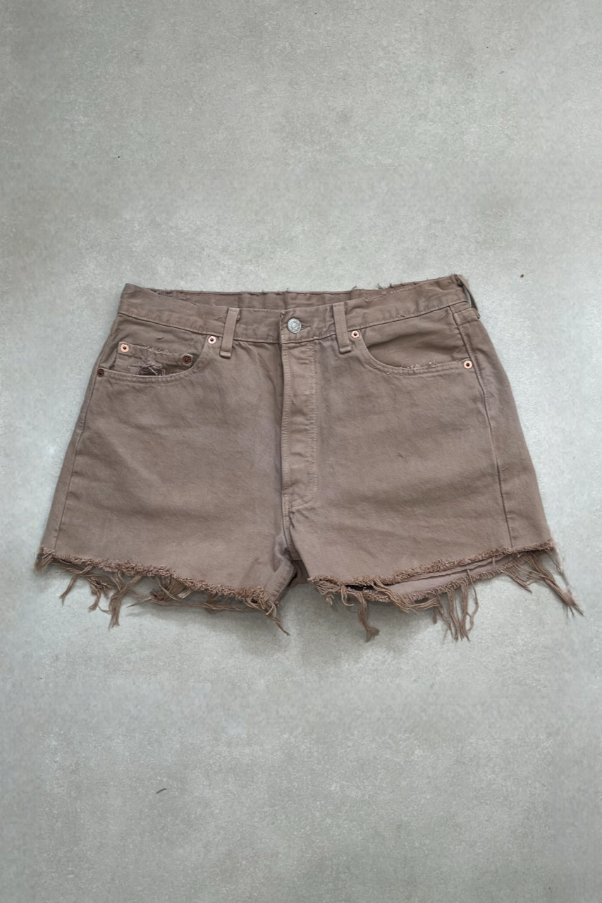 "MODEL" VINTAGE LEVI DENIM SHORTS- W31" COSMIC LATTE - CLOSET LUNA
