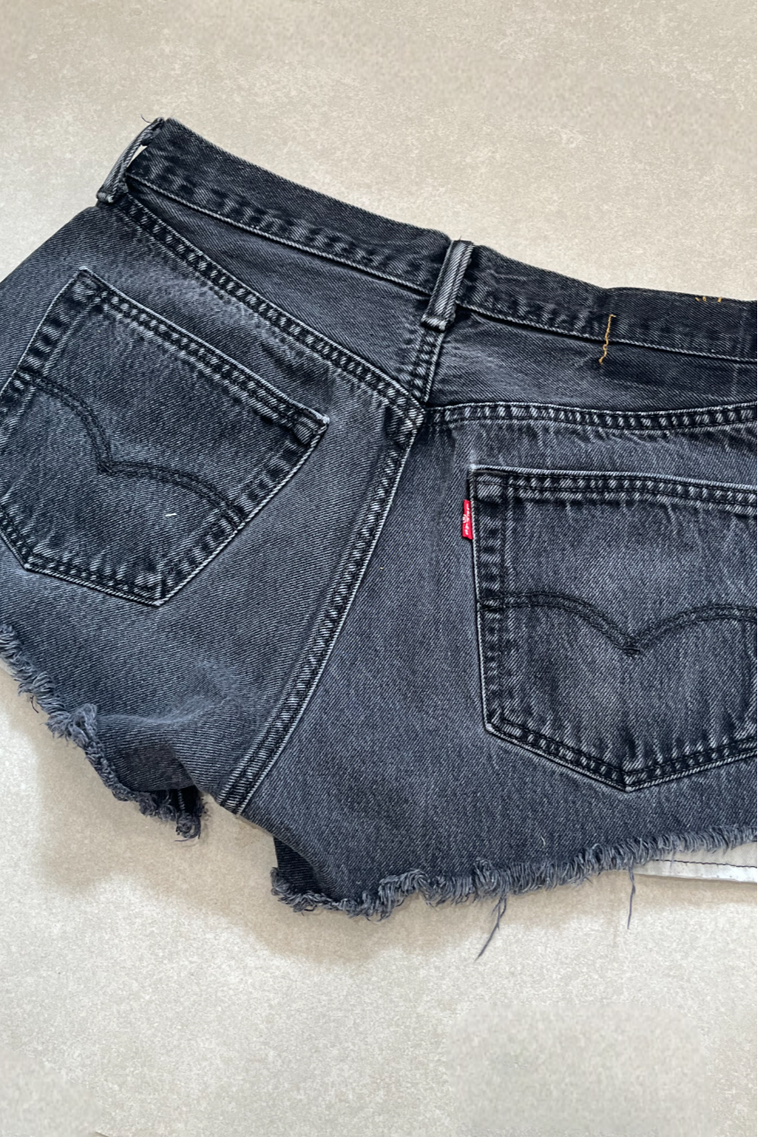 "MINI" VINTAGE DENIM LEVI SHORTS - W31" - CLOSET LUNA