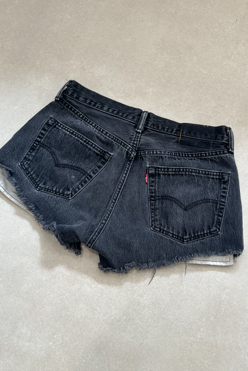 "MINI" VINTAGE DENIM LEVI SHORTS - W31" - CLOSET LUNA