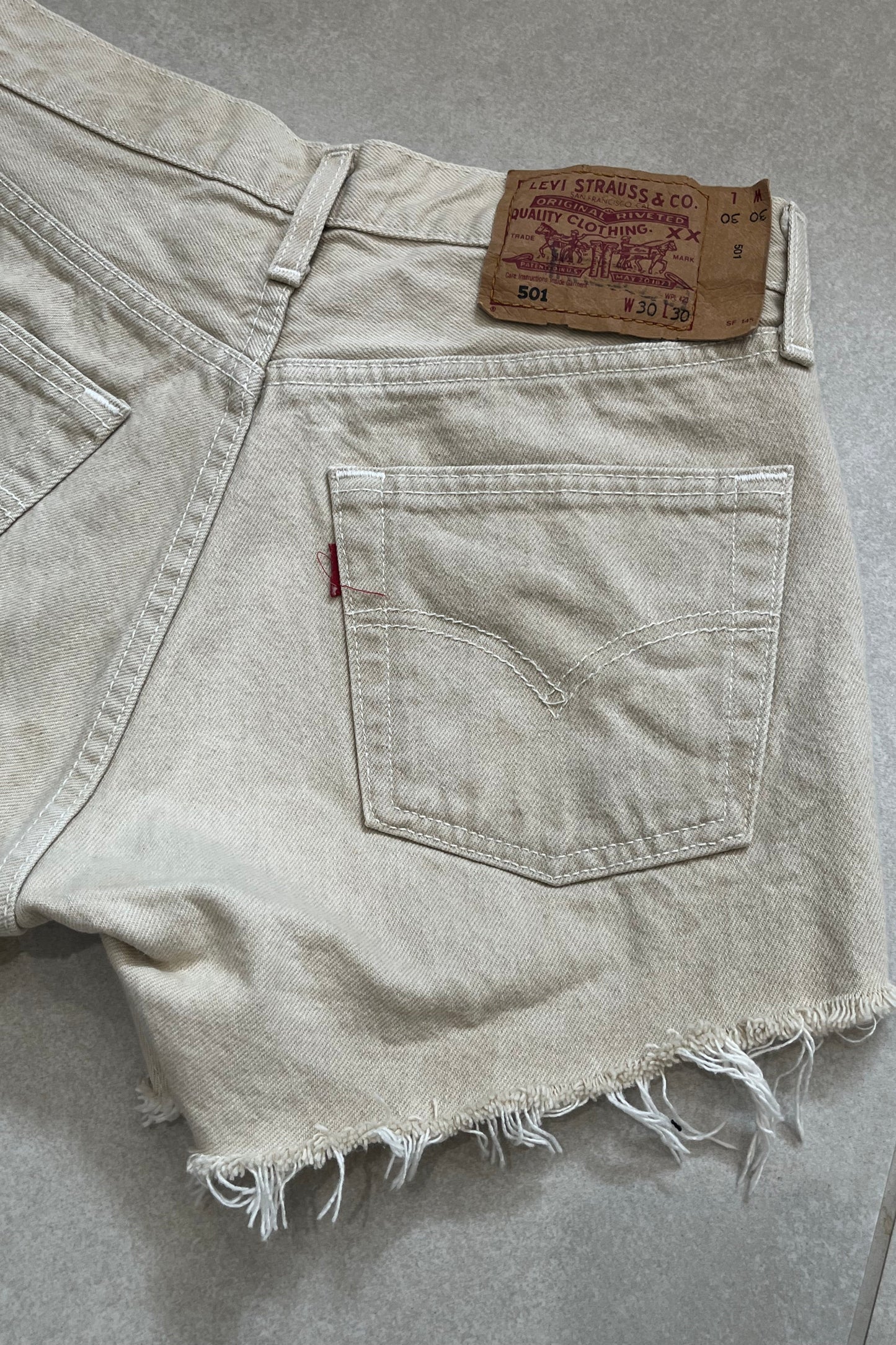 "MINI" VINTAGE LEVI DENIM SHORT - W27" - CLOSET LUNA