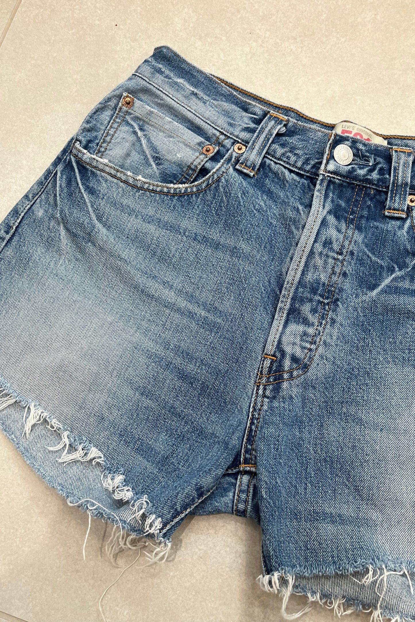 "MODEL" VINTAGE LEVI DENIM SHORTS - W30" - CLOSET LUNA