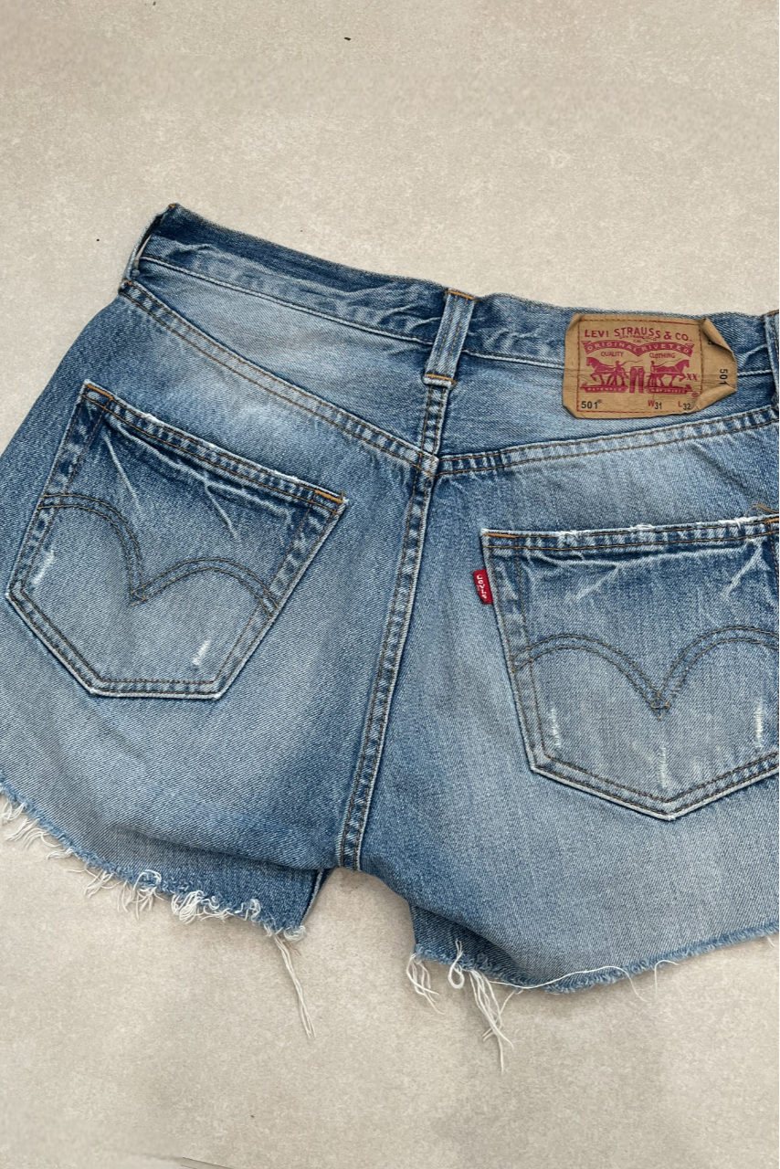 "MODEL" VINTAGE LEVI DENIM SHORTS - W30" - CLOSET LUNA