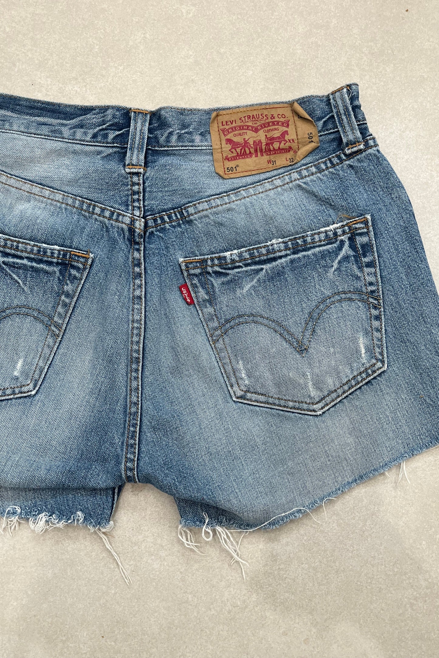 "MODEL" VINTAGE LEVI DENIM SHORTS - W30" - CLOSET LUNA