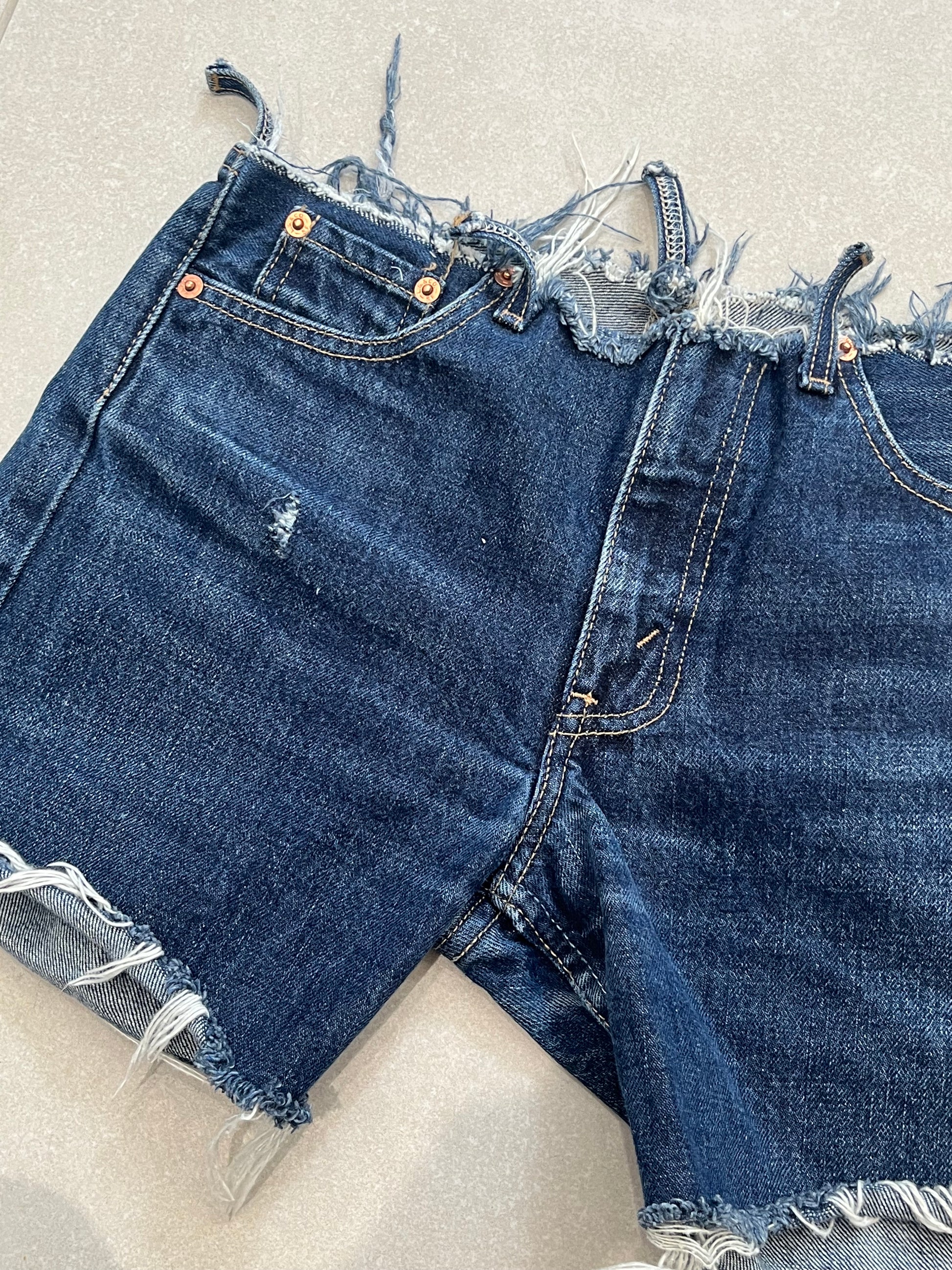 "LOW" VINTAGE LEVI DENIM SHORT- W27" - CLOSET LUNA