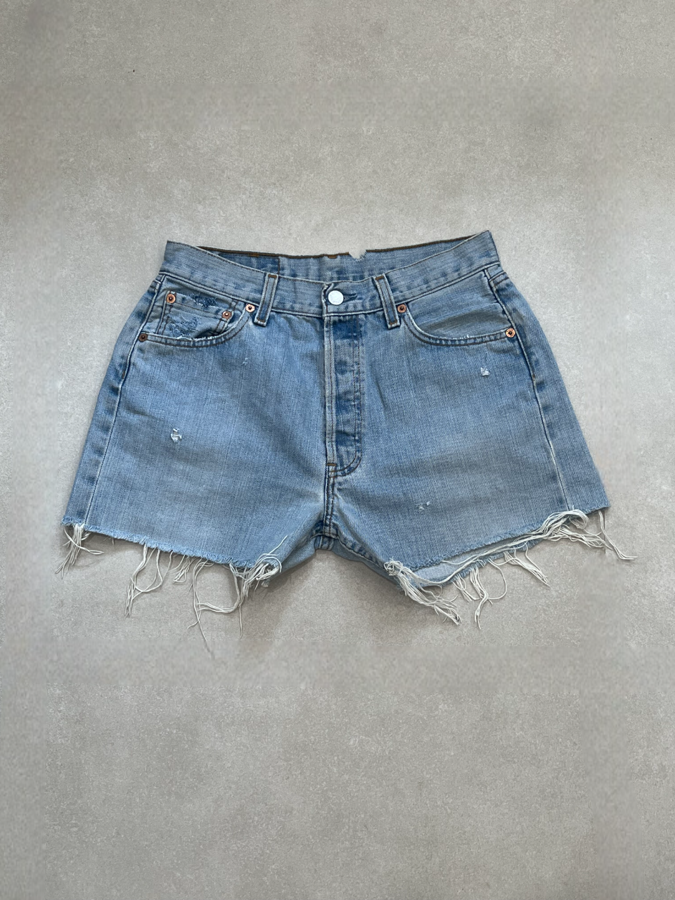 "MODEL" VINTAGE LEVI DENIM SHORTS -W28" - CLOSET LUNA