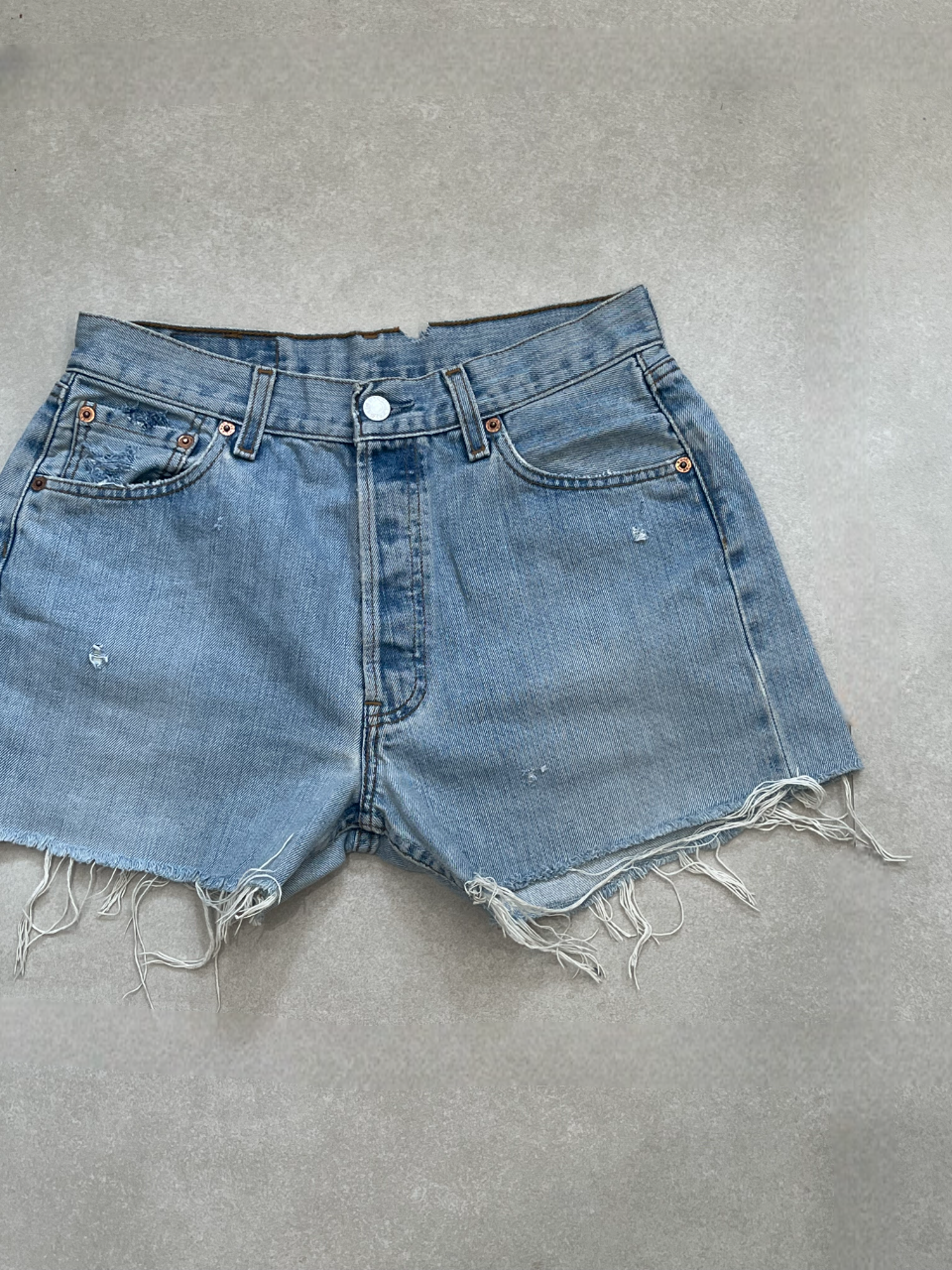 "MODEL" VINTAGE LEVI DENIM SHORTS -W28" - CLOSET LUNA