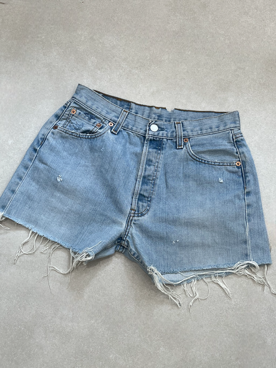 "MODEL" VINTAGE LEVI DENIM SHORTS -W28" - CLOSET LUNA