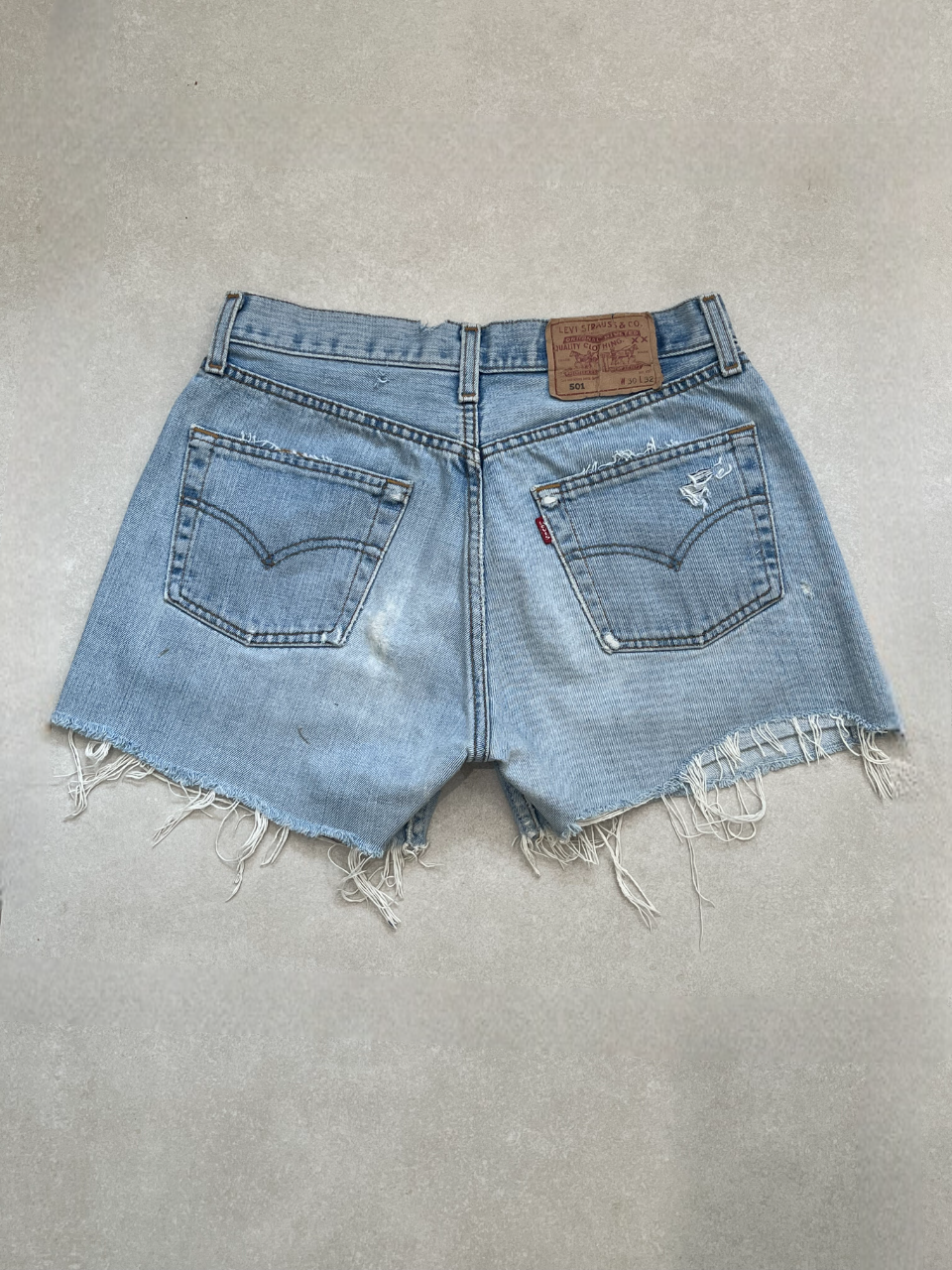 "MODEL" VINTAGE LEVI DENIM SHORTS -W28" - CLOSET LUNA