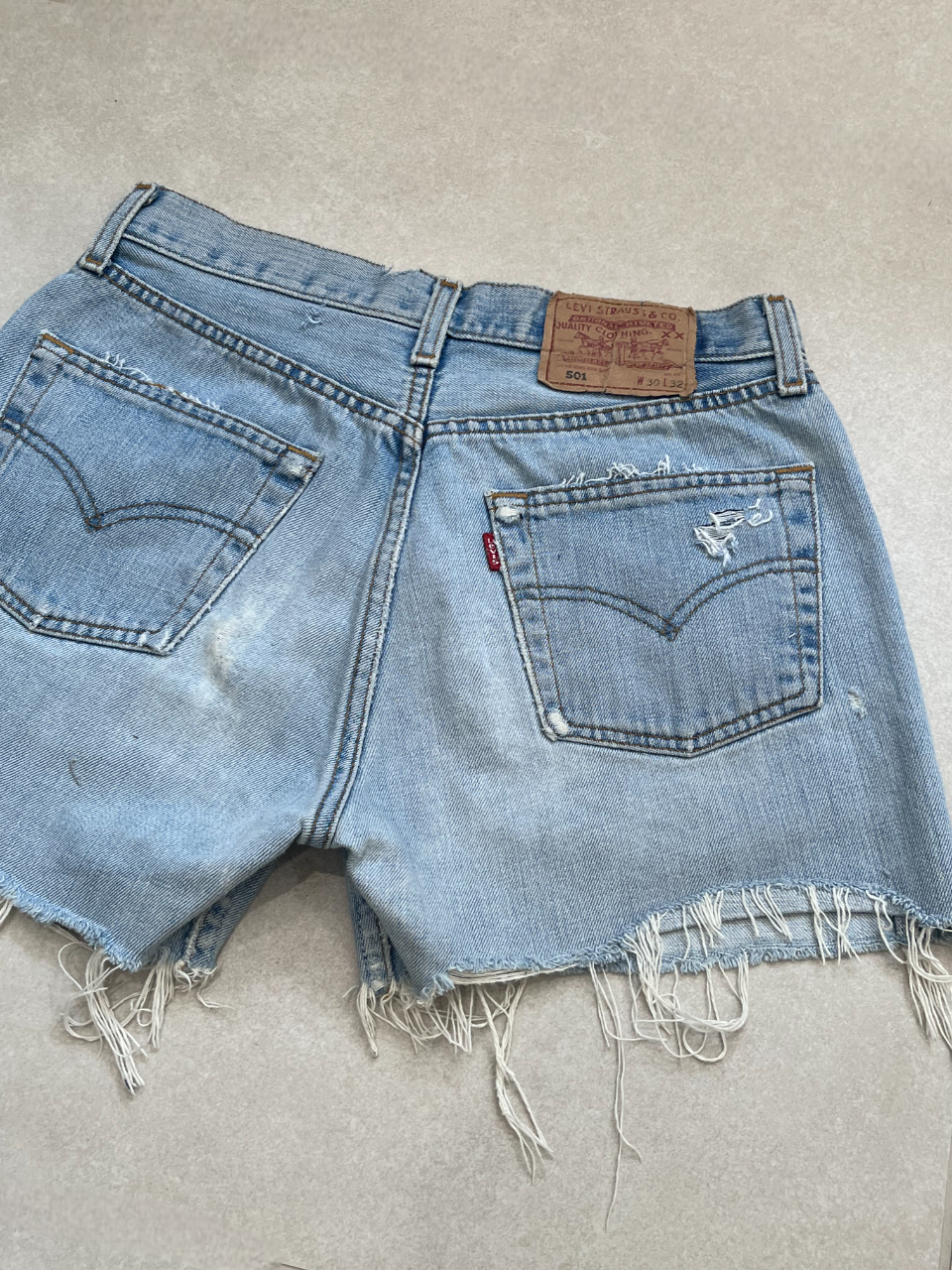 "MODEL" VINTAGE LEVI DENIM SHORTS -W28" - CLOSET LUNA