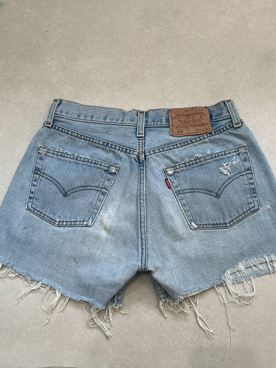 "MODEL" VINTAGE LEVI DENIM SHORTS -W28" - CLOSET LUNA