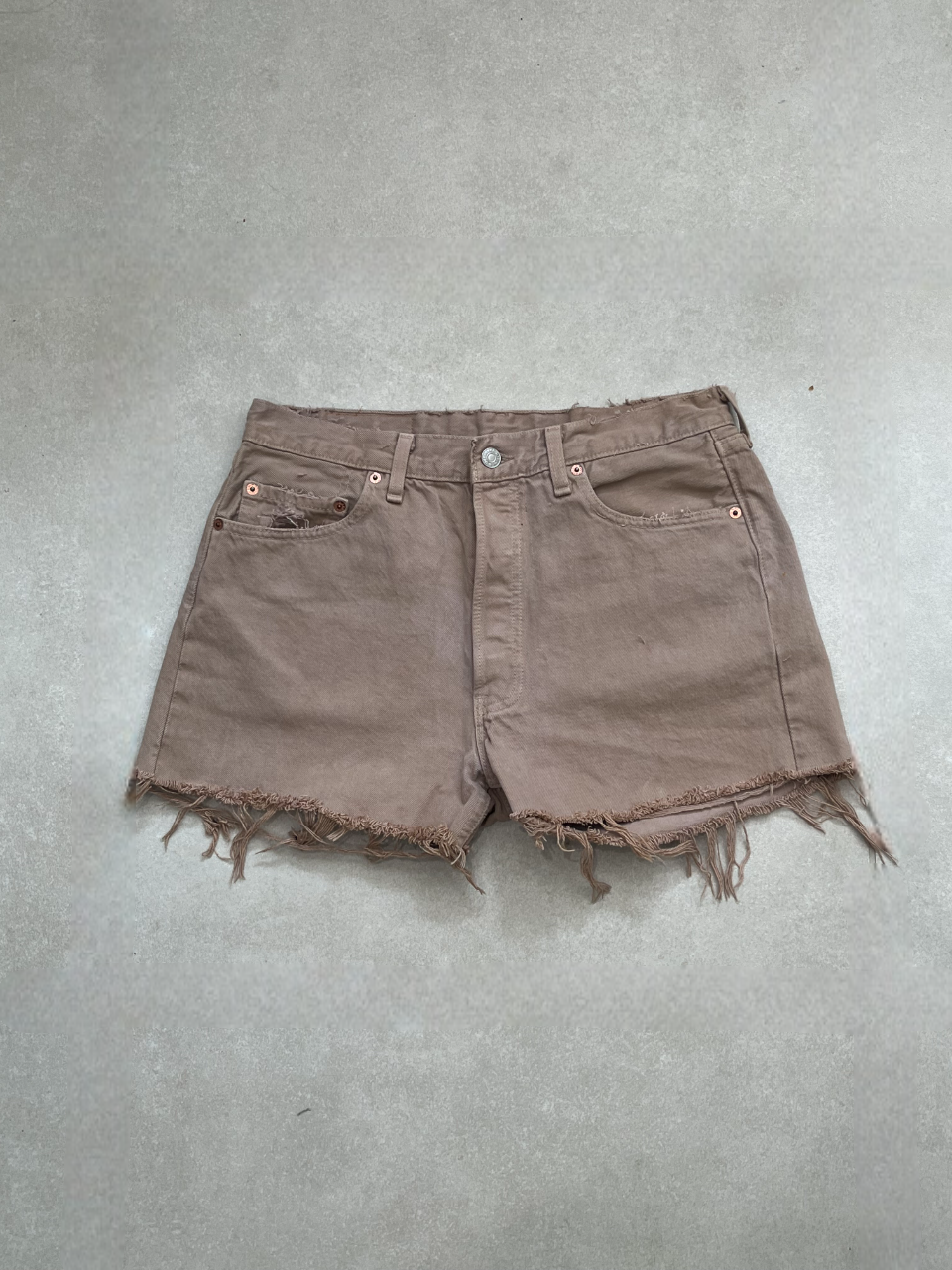 "MODEL" VINTAGE LEVI DENIM SHORTS- W31" COSMIC LATTE - CLOSET LUNA