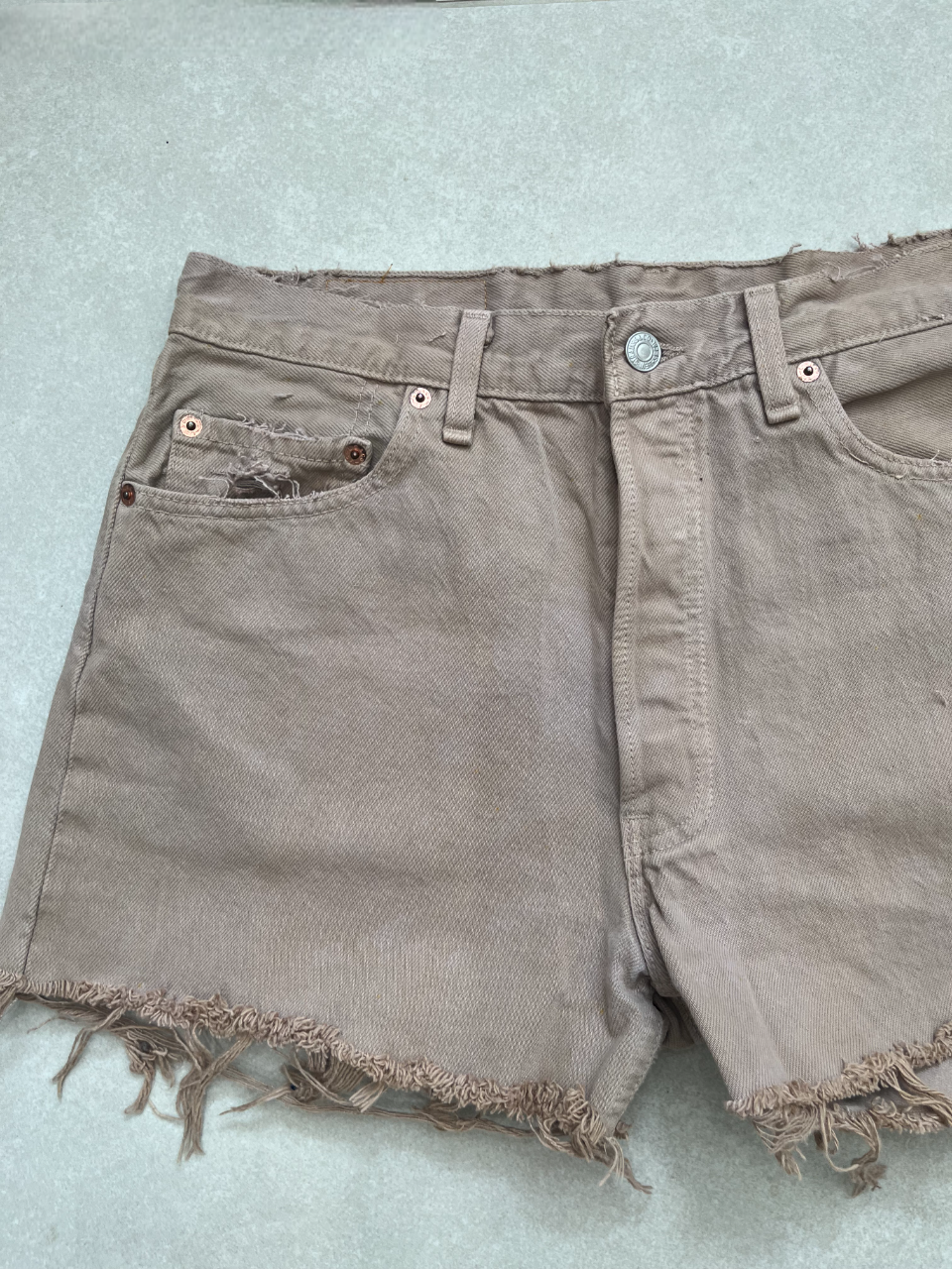 "MODEL" VINTAGE LEVI DENIM SHORTS- W31" COSMIC LATTE - CLOSET LUNA