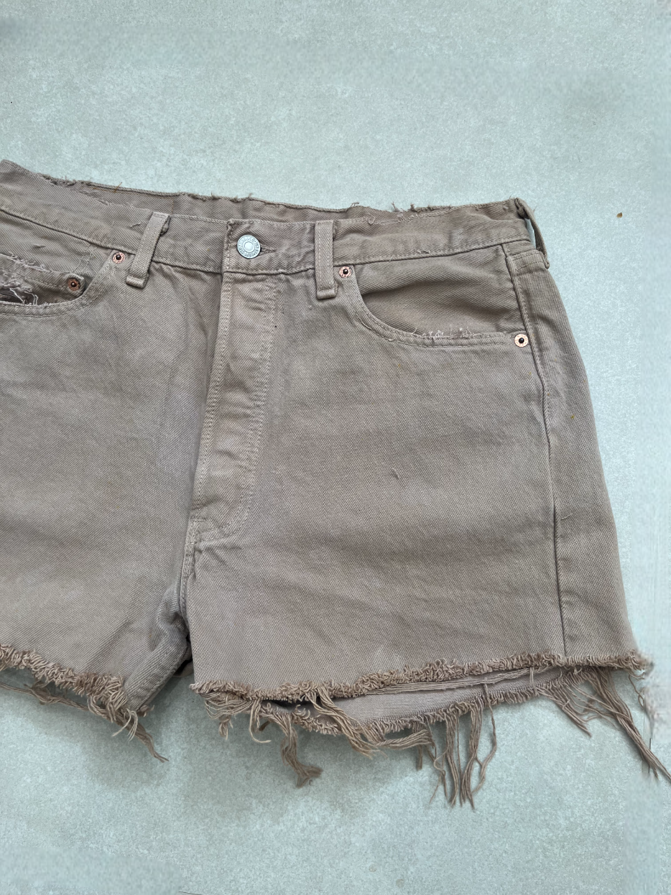 "MODEL" VINTAGE LEVI DENIM SHORTS- W31" COSMIC LATTE - CLOSET LUNA