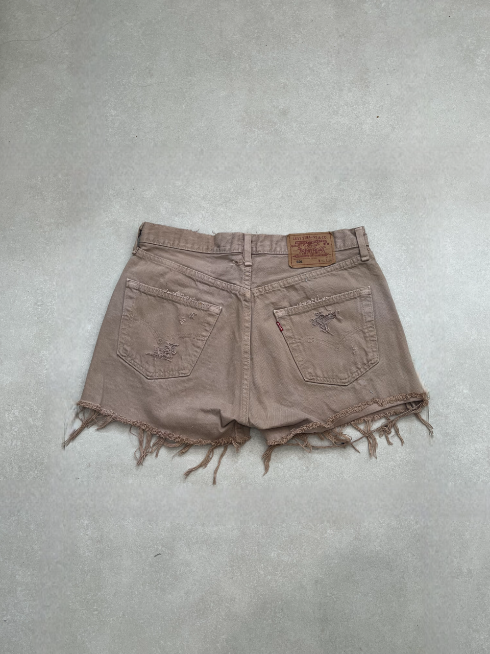 "MODEL" VINTAGE LEVI DENIM SHORTS- W31" COSMIC LATTE - CLOSET LUNA