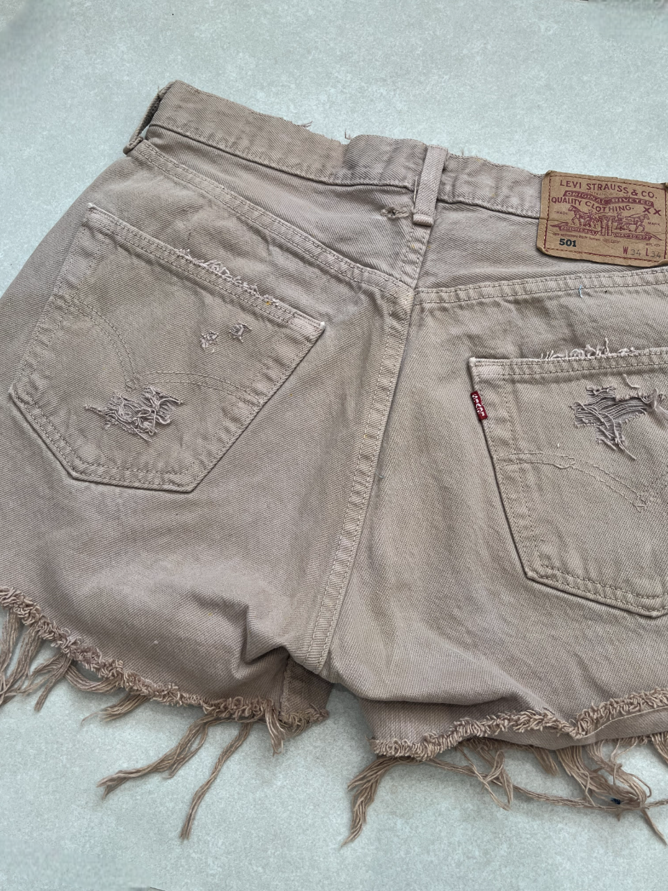 "MODEL" VINTAGE LEVI DENIM SHORTS- W31" COSMIC LATTE - CLOSET LUNA