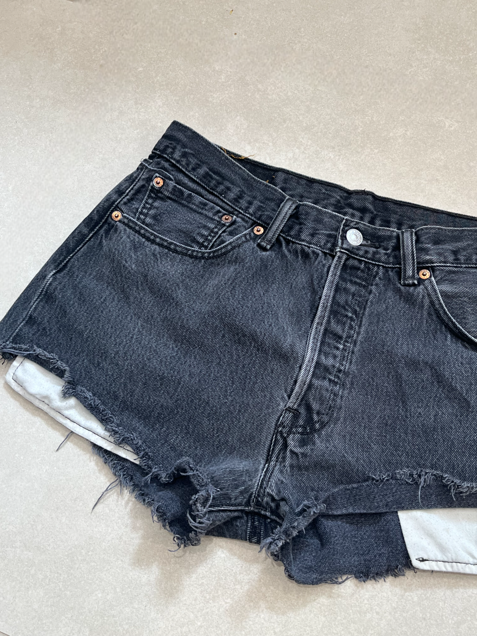 "MINI" VINTAGE DENIM LEVI SHORTS - W31" - CLOSET LUNA