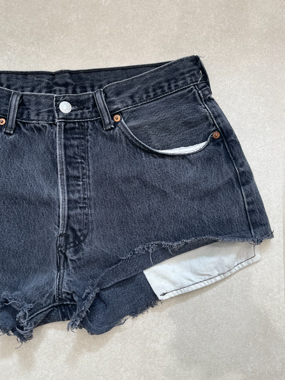 "MINI" VINTAGE DENIM LEVI SHORTS - W31" - CLOSET LUNA