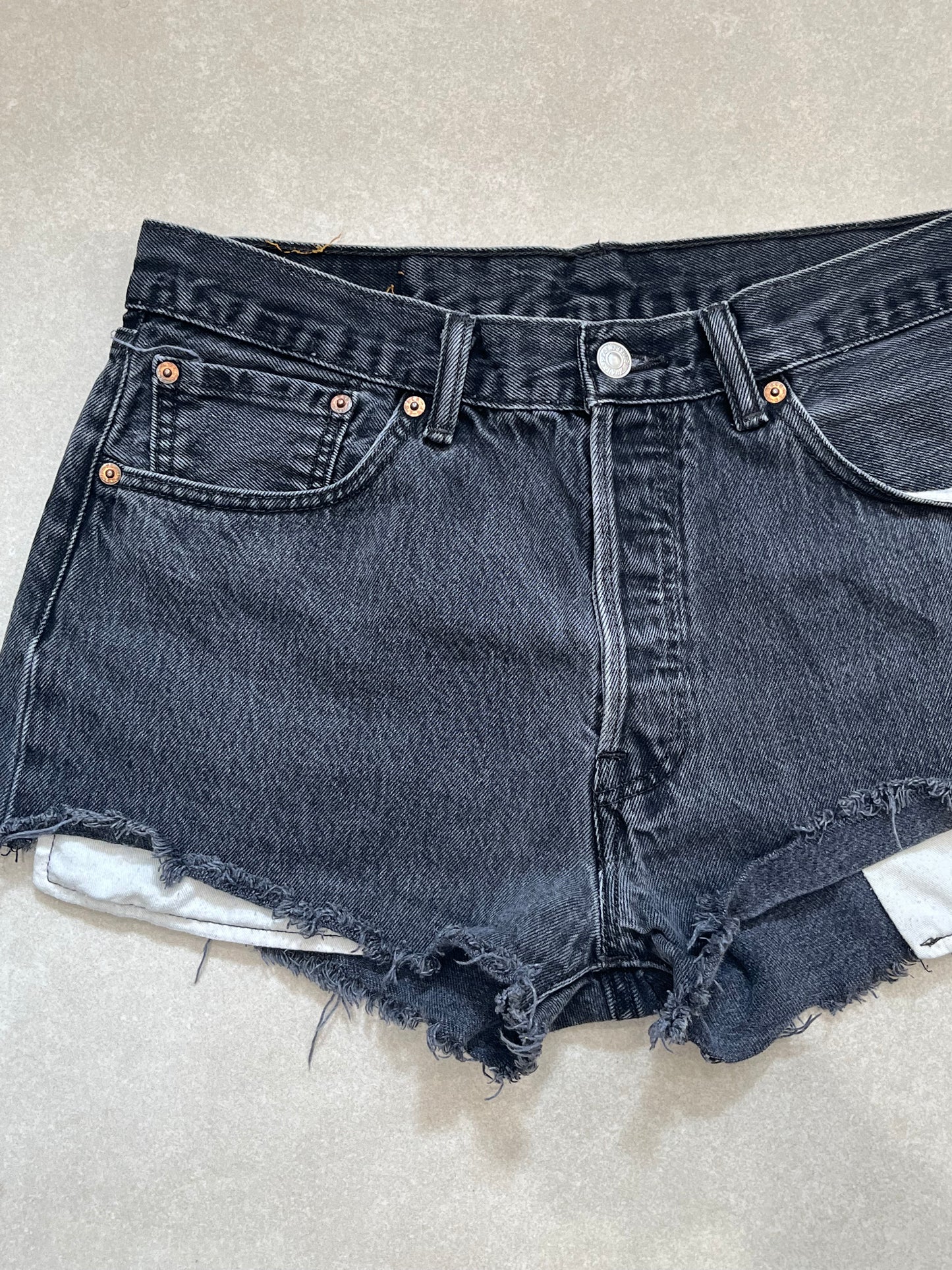 "MINI" VINTAGE DENIM LEVI SHORTS - W31" - CLOSET LUNA