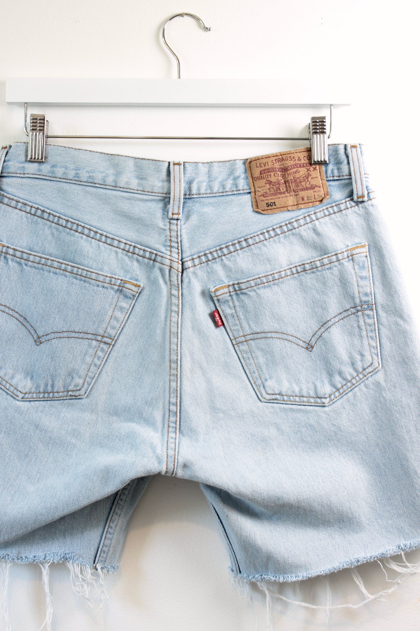"DAD" VINTAGE LEVI 501 SHORT W30"