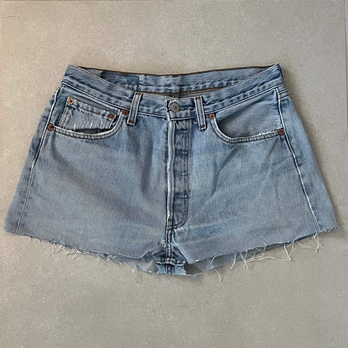 "MINI" VINTAGE LEVI DENIM SHORT- W32" - CLOSET LUNA