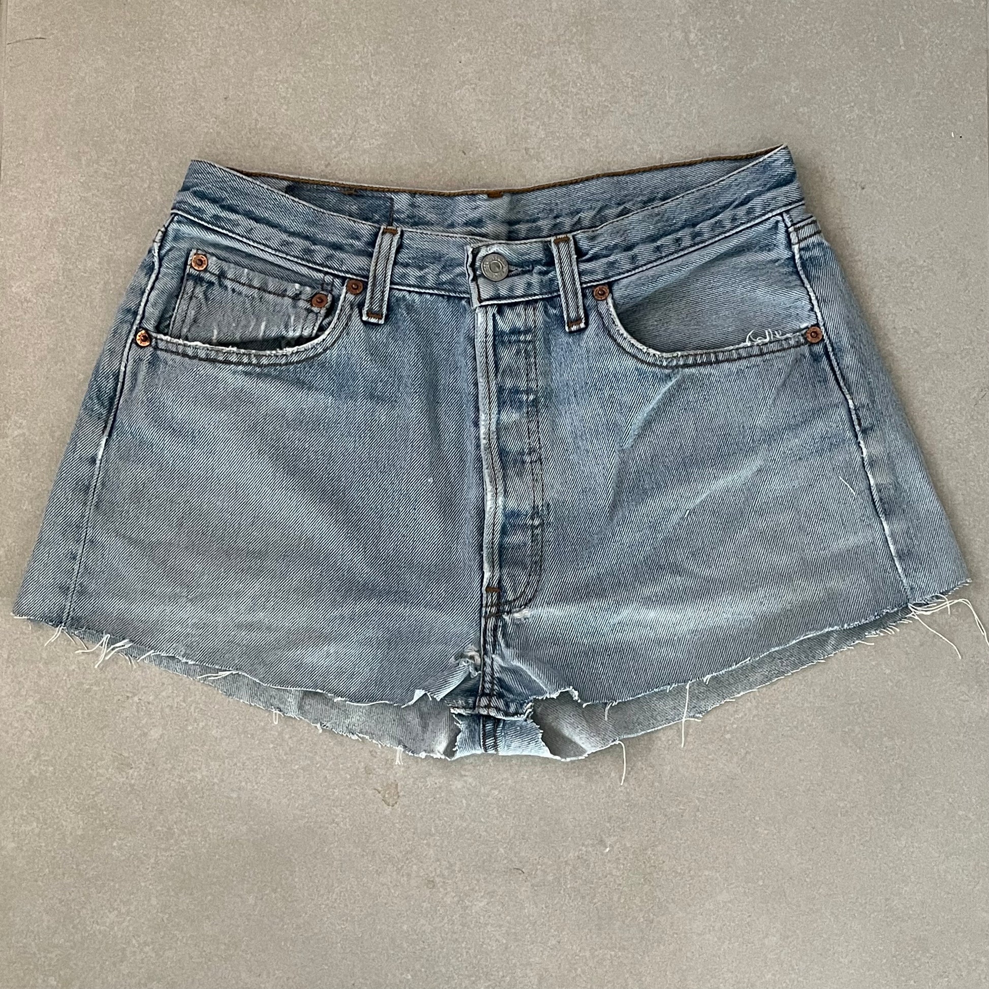 "MINI" VINTAGE LEVI DENIM SHORT- W32" - CLOSET LUNA