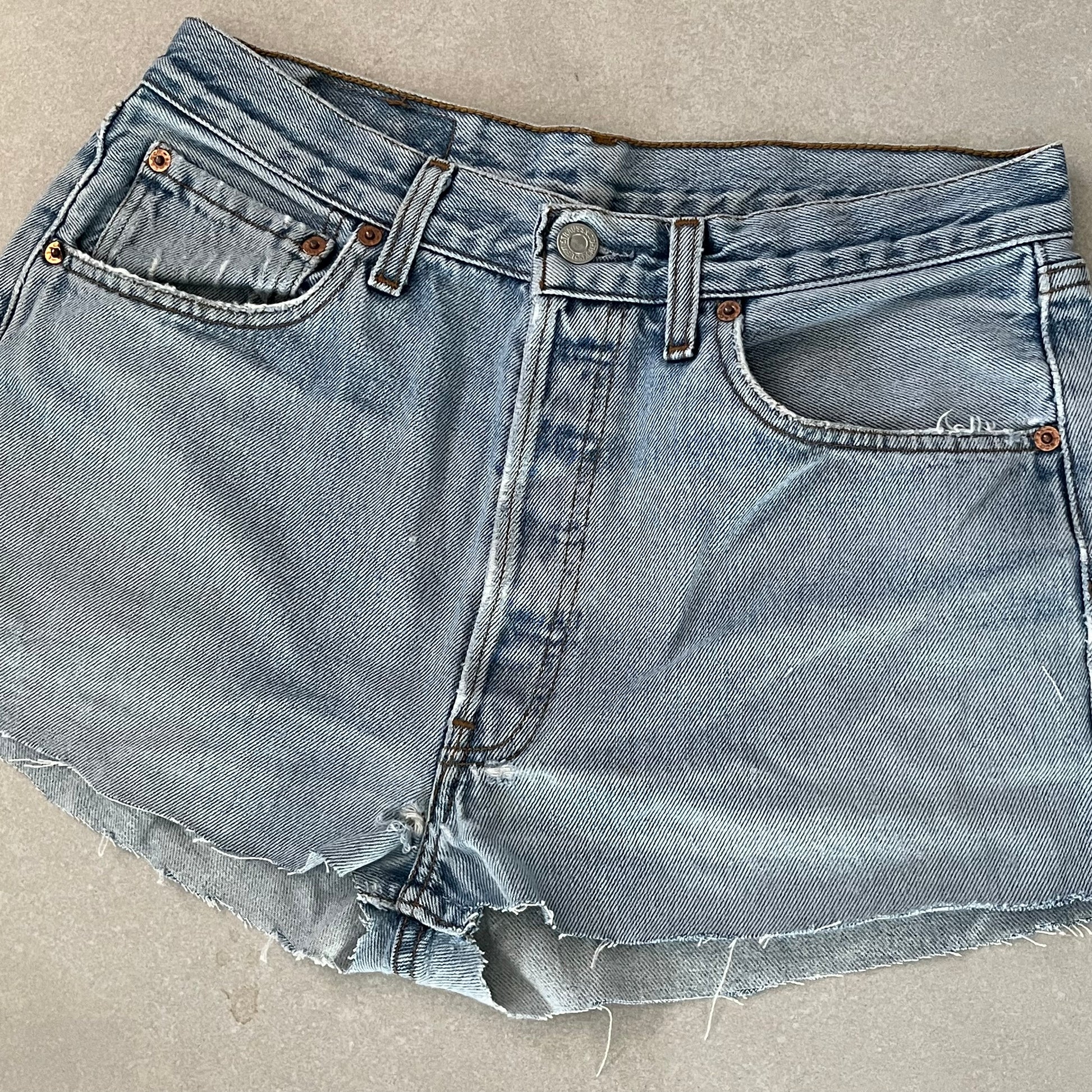 "MINI" VINTAGE LEVI DENIM SHORT- W32" - CLOSET LUNA