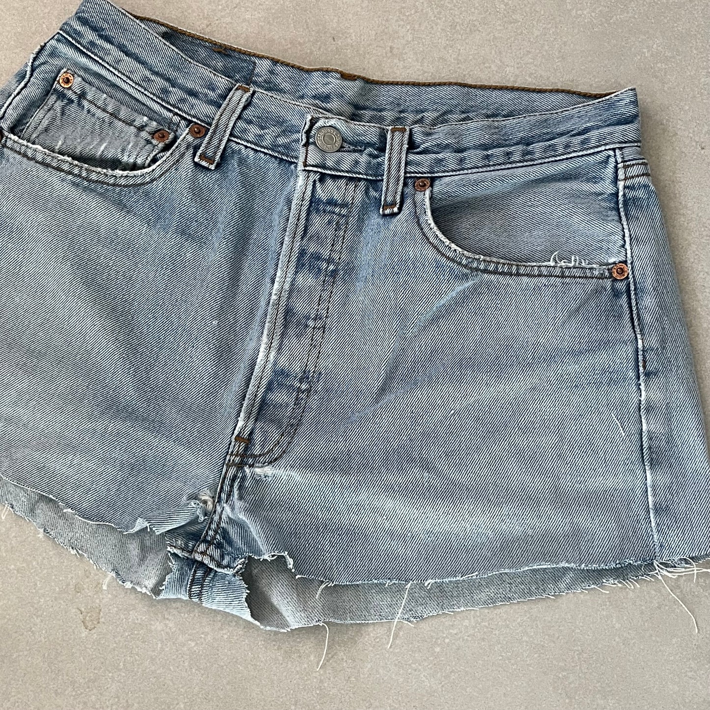 "MINI" VINTAGE LEVI DENIM SHORT- W32" - CLOSET LUNA