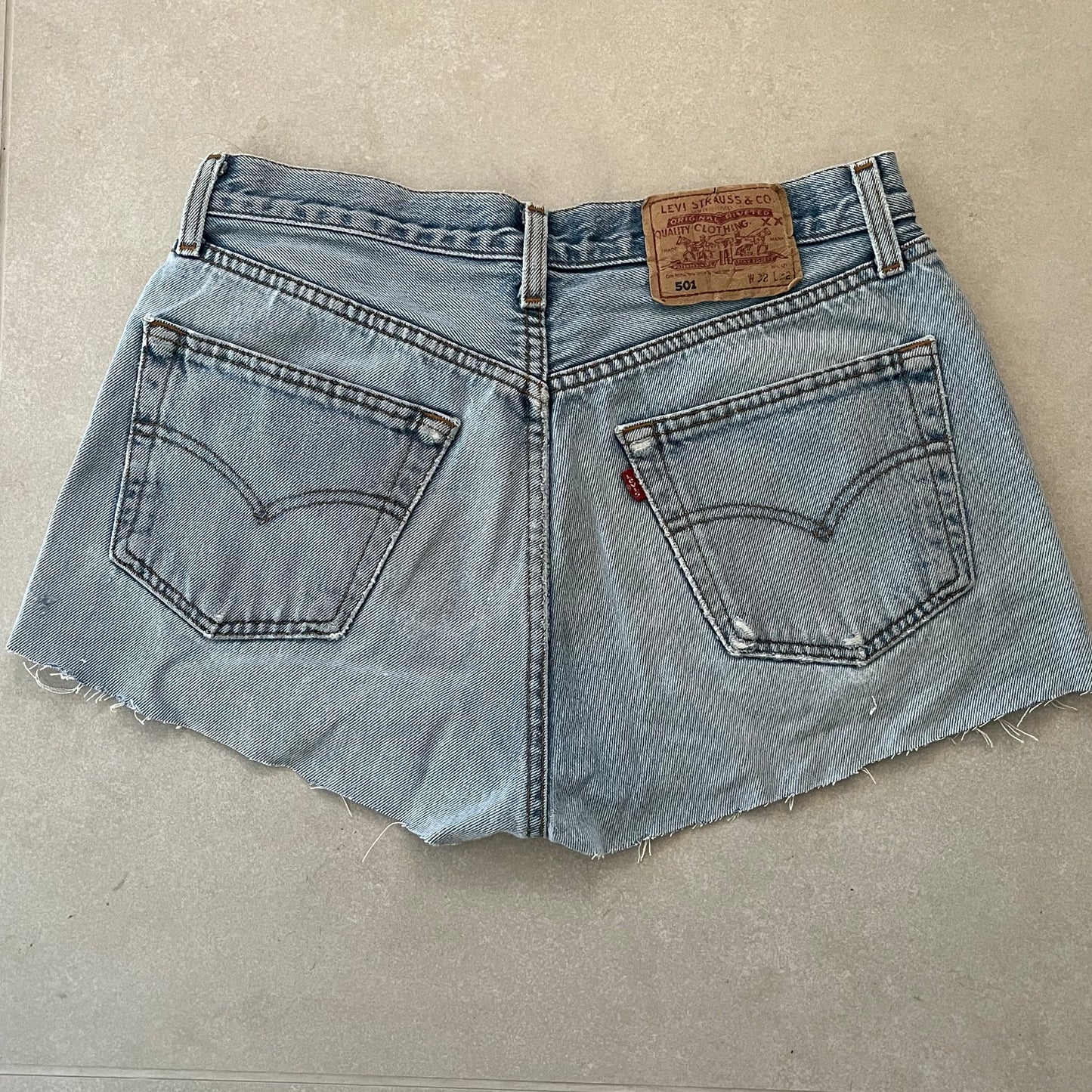 "MINI" VINTAGE LEVI DENIM SHORT- W32" - CLOSET LUNA